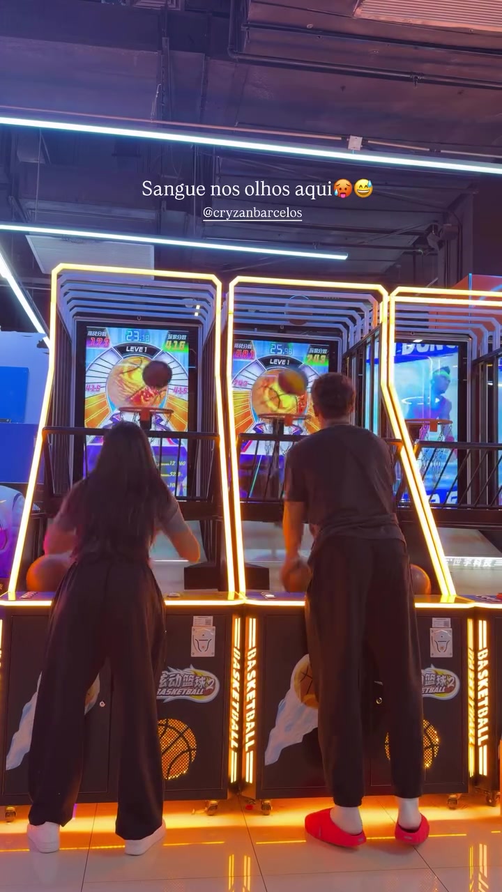 天博体育-放松身心！克雷桑晒视频，与伴侣在电玩城玩投篮机、足球游戏